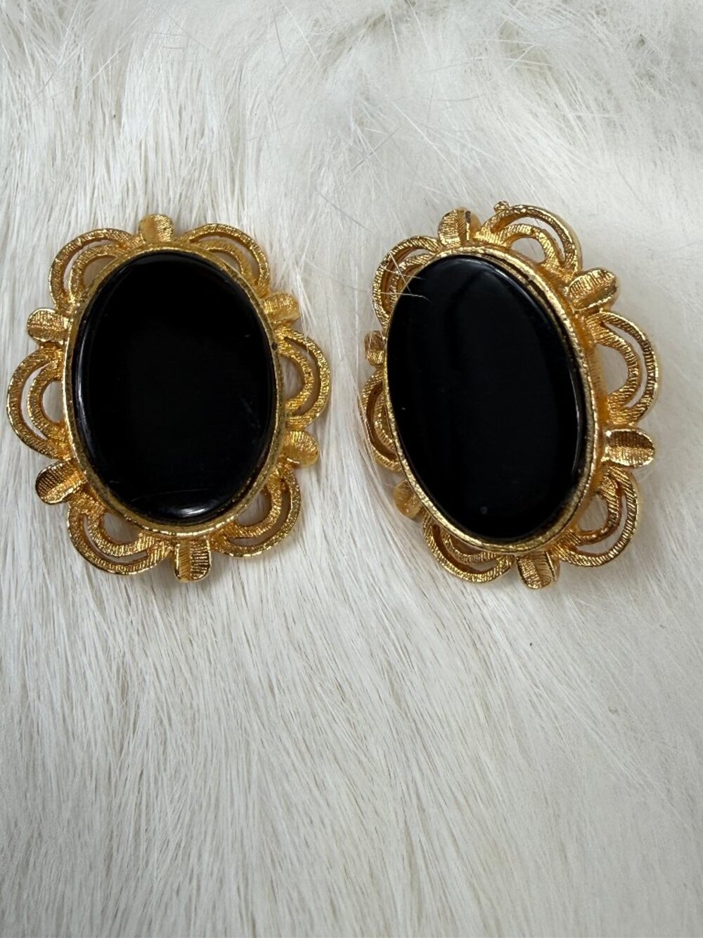 Vintage Black Cab Gold Tone Oval Clip-on Earrings 1" X .75"